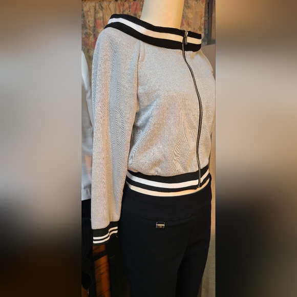 Gray - Picture 5 of 12